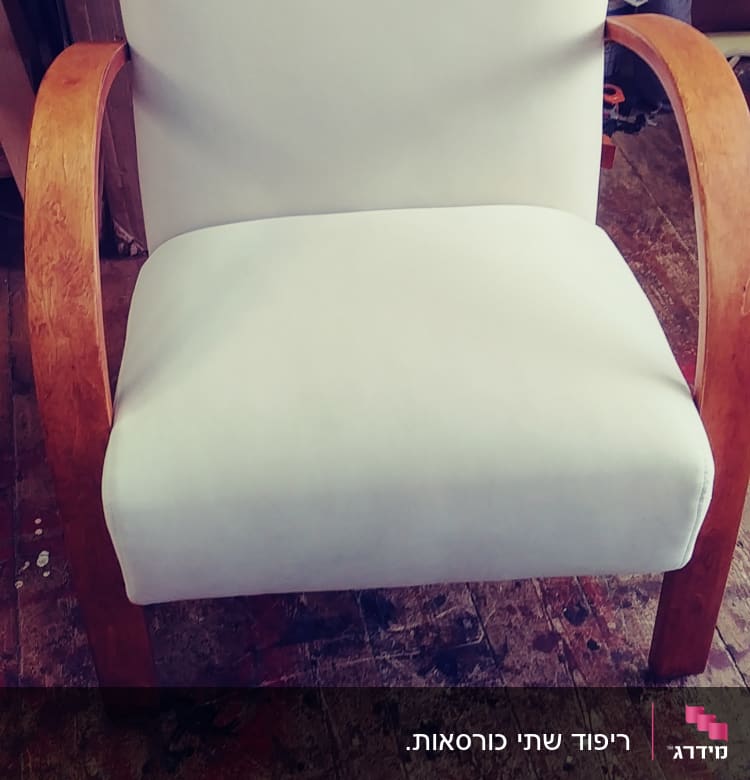 כיסא מרופד עם ידיות עץ מעוקלות